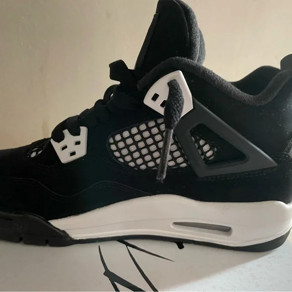 Jordan 4 (GS) - Picture 4 of 5